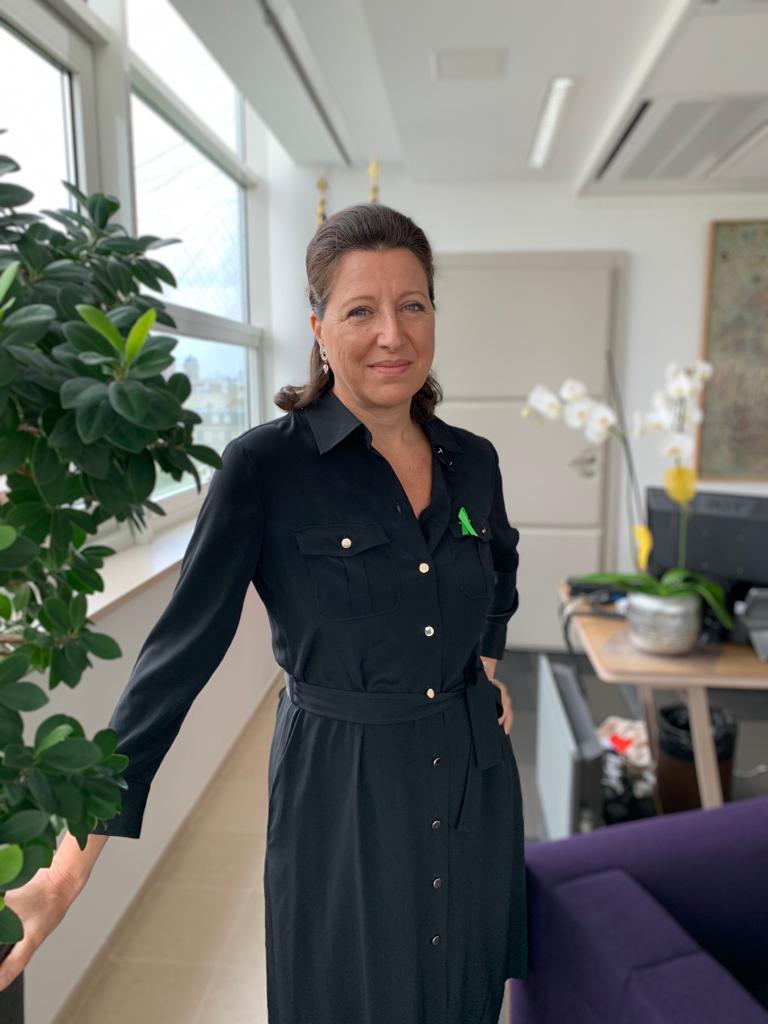 Photo de l'ancienne ministre de la Santé Agnès Buzyn portant le ruban vert